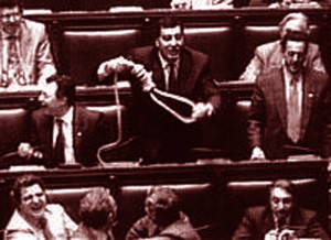 Luca Orsenigo della Lega mostra il cappio in parlamento