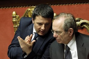 renzi e padoan che parlano alla camera