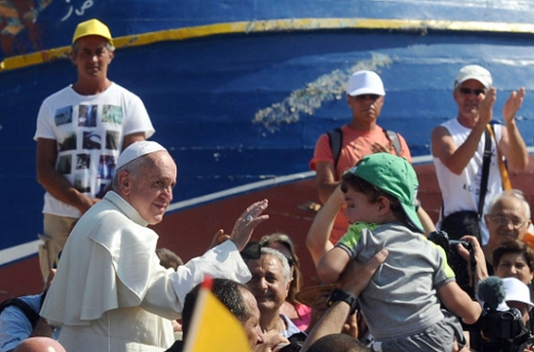il papa durante la visita a lampedusa