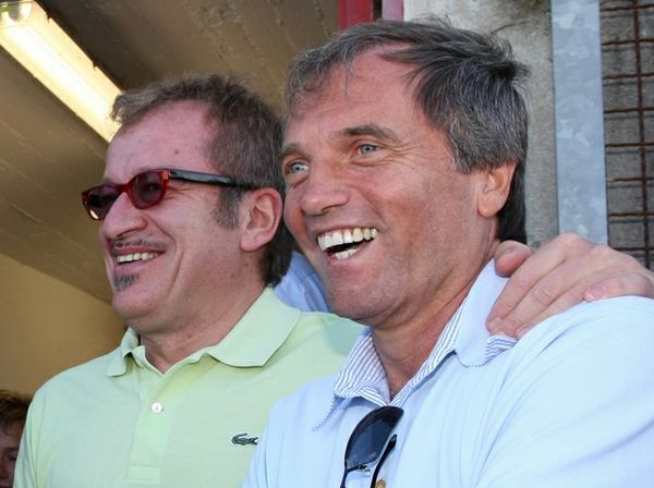 Elezioni Varese, comunali, voto, in foto maroni abbraccia il candidato delle primarie del centrosinistra daniele Marantelli