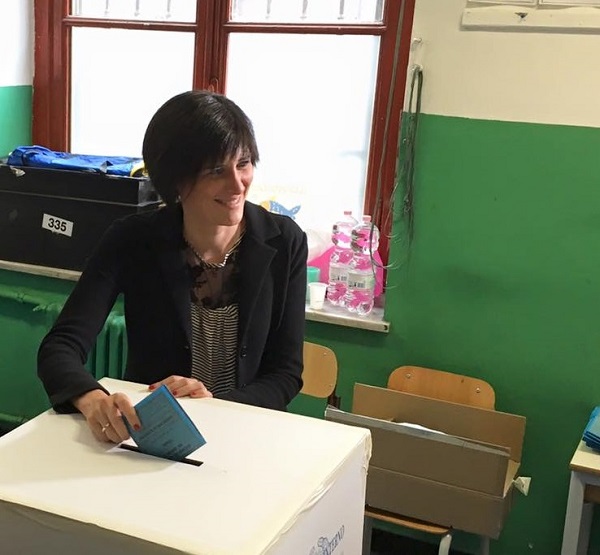 risultati ballottatti, il nuovo sindaco di torino Chiara Appendino mentre consegna la scheda elettorale nell'urna