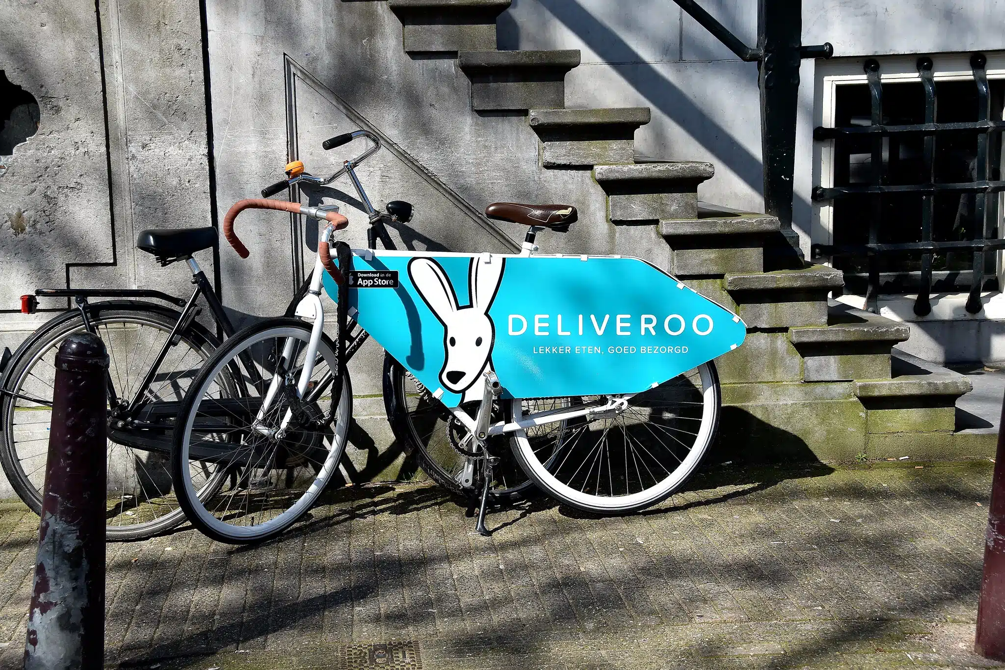 Una bicicletta con il logo di Deliveroo