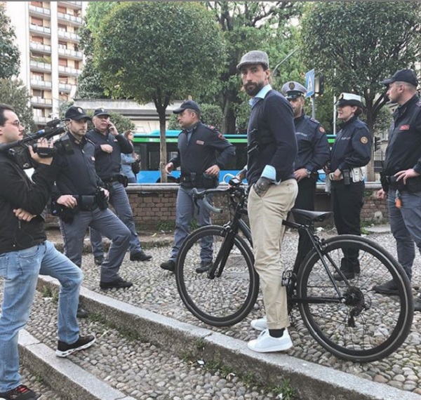 Vittorio Brumotti aggredito a sassate dagli spacciatori. Come sta l'inviato