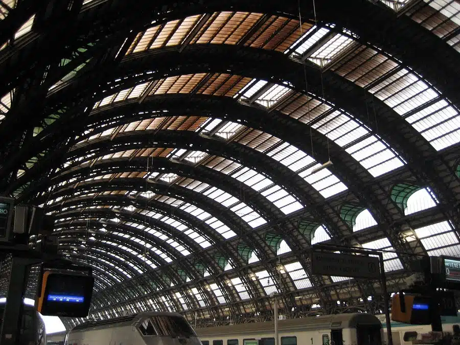 Dettaglio dall'alto verso il basso della stazione centrale di Milano