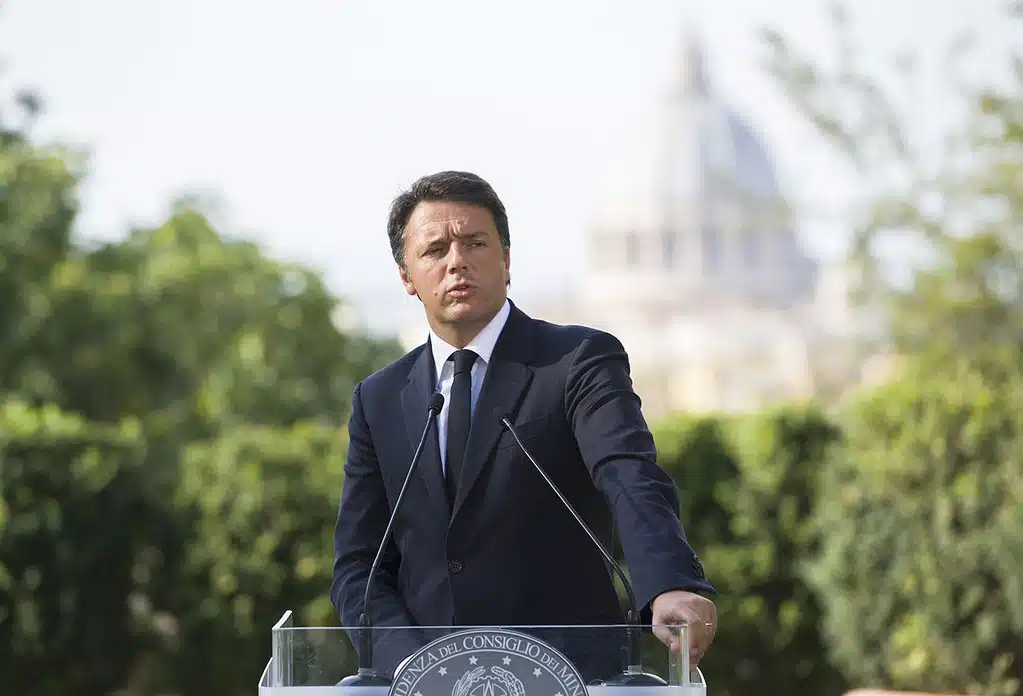 Matteo Renzi in giacca e cravatta durante un incontro pubblico