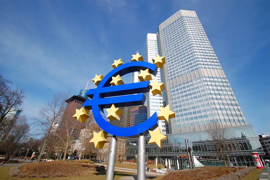 Simbolo euro davanti alla sede della Banca Centrale Europea