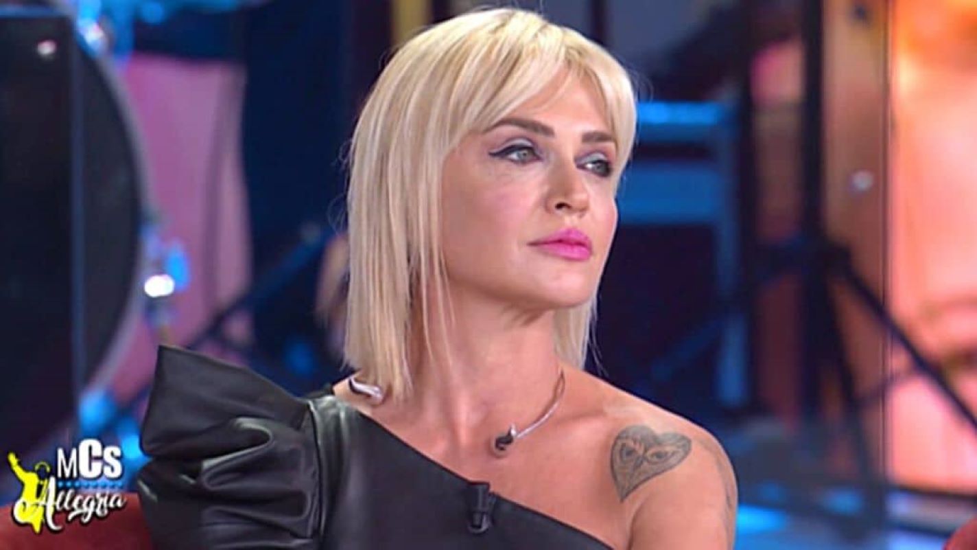 Chi è Paola Barale, storico volto della TV italiana degli anni '90 e 2000. La biografia, carriera e vita privata
